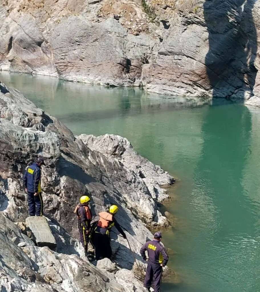 (उत्तराखण्ड)दर्दनाक हादसा, प्रत्यक्षदर्शियों के सामने नदी में समाई छात्रा ,SDRF तलाश में