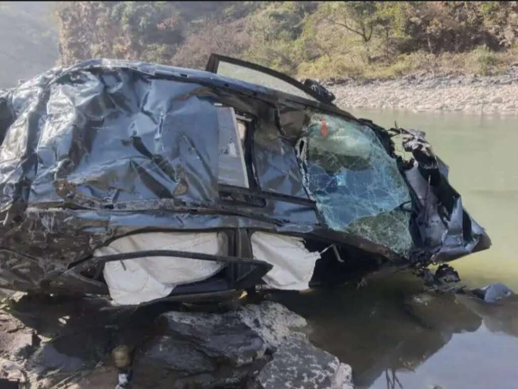 उत्तरकाशी में दर्दनाक हादसा: डामटा के पास 300 मीटर गहरी खाई में गिरी कार, दो युवकों की मौतडामटा क्षेत्र में दुर्घटना: SDRF और फायर टीम ने चलाया रेस्क्यू अभियान