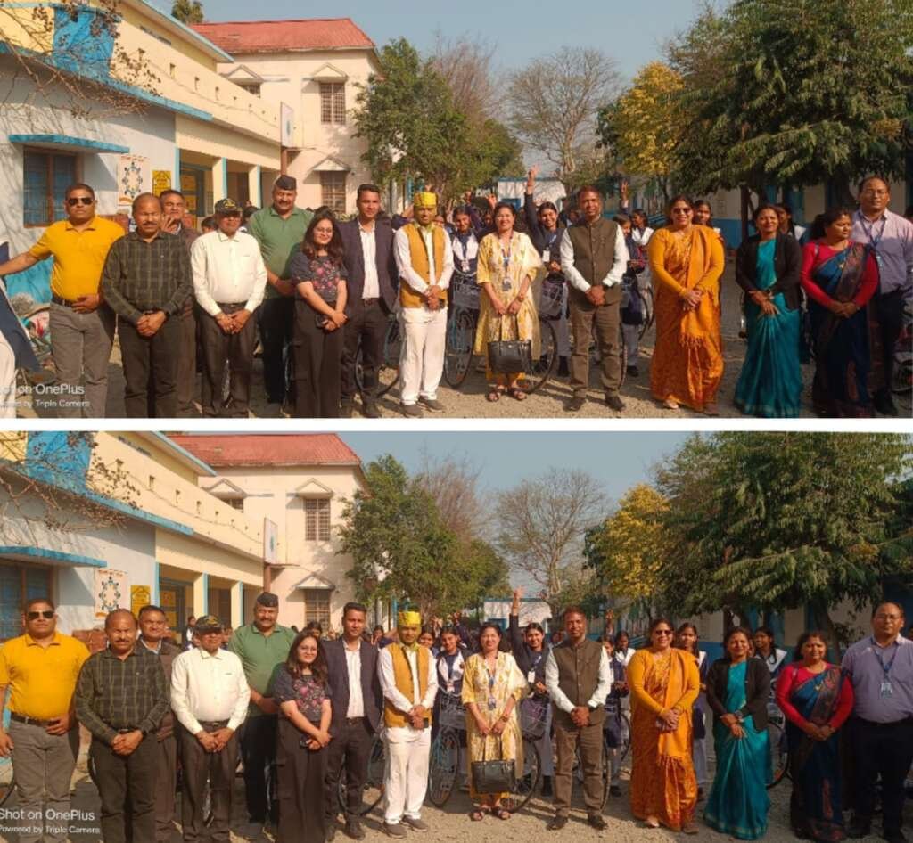 लालकुआँ नगर पंचायत अध्यक्ष सुरेंद्र सिंह लोटनी की उपस्थिति में एसबीआई द्वारा दीना स्कूल की 84 बालिकाओं को साइकिल वितरण