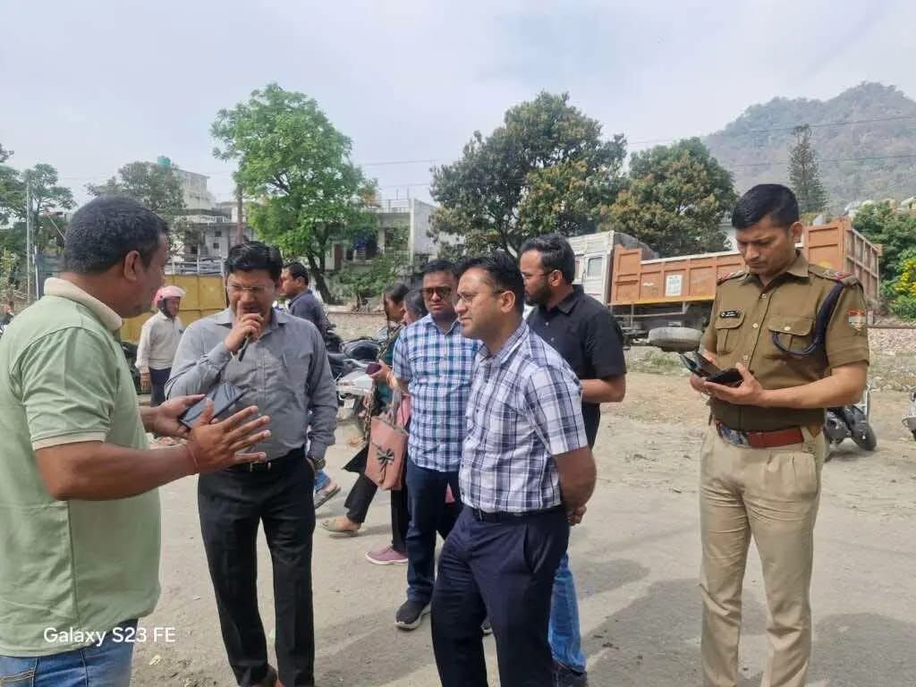 हल्द्वानी आदेश के बावजूद गैस गोदाम पर लगी भीड़, एसडीएम-तहसीलदार और पुलिस ने संभाली स्थिति