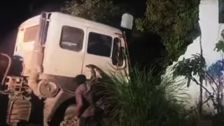 यहां चालक ने खोया नियंत्रण, डंपर मकान की दीवार में जा घुसा