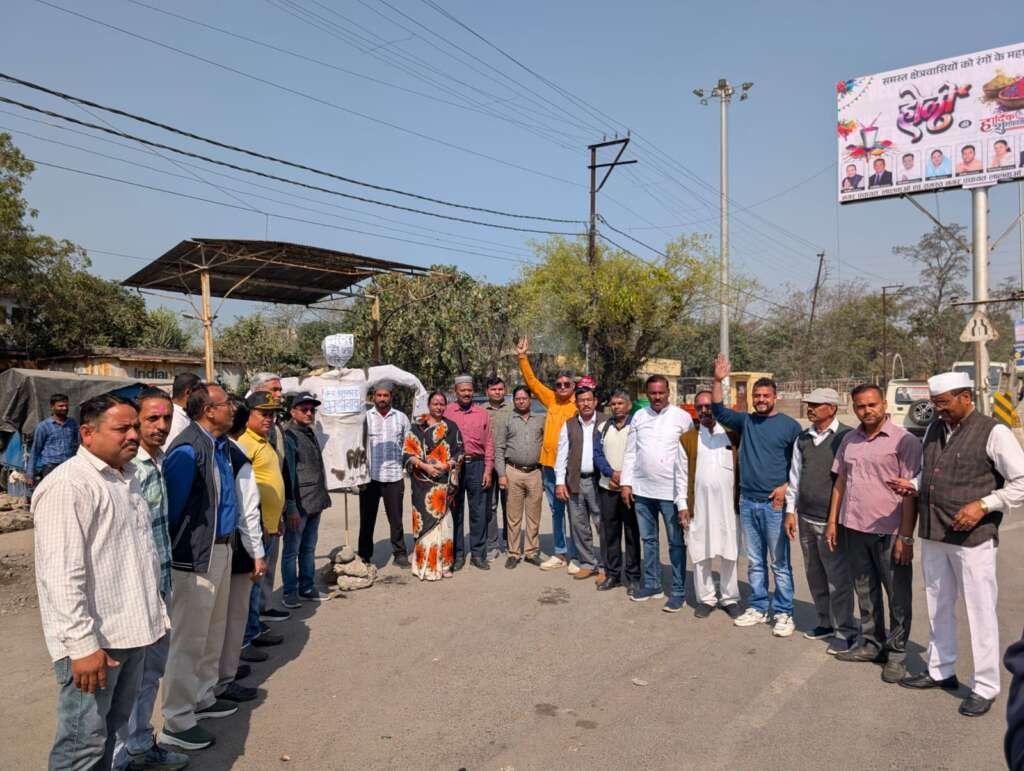 लालकुआँ नगर कांग्रेस अध्यक्ष भुवन पांडे के नेतृत्व, यहां करा पुतला दहन पड़े पूरी खबर