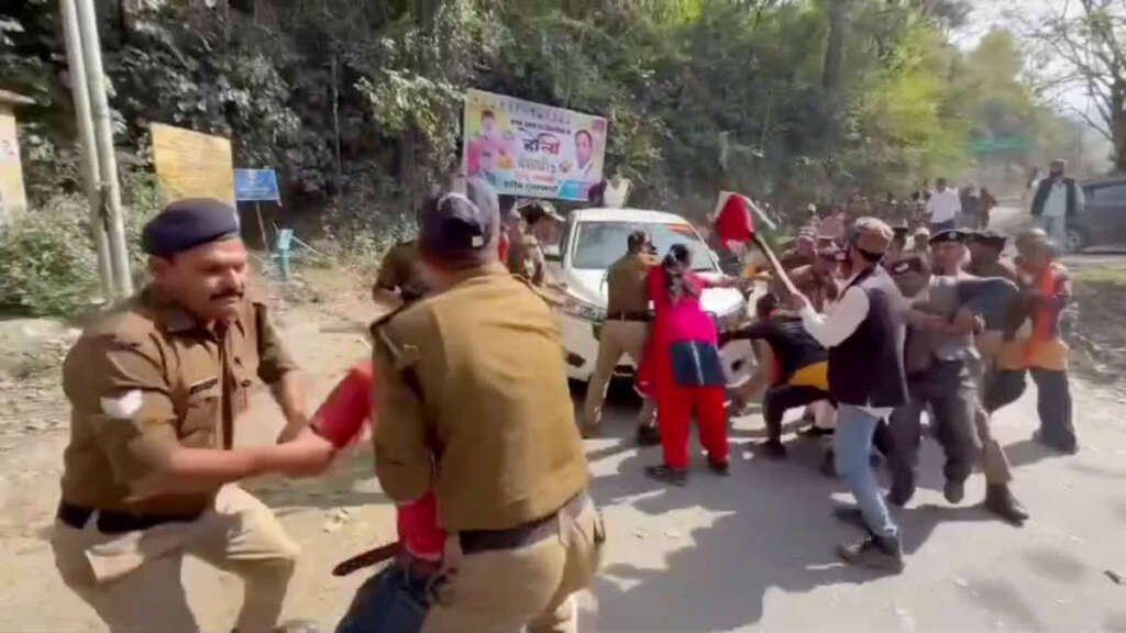 भराड़ीसैंण से लौट रहे विधायकों को सिमली में रोका, यूकेडी कार्यकर्ताओं और पुलिस में धक्का-मुक्की
