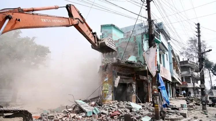 ऊंचापुल में सड़क चौड़ीकरण का रास्ता साफ: बहुमंजिला भवन पर चला बुलडोजर, शनिवार तक पूरी तरह होगा ध्वस्त