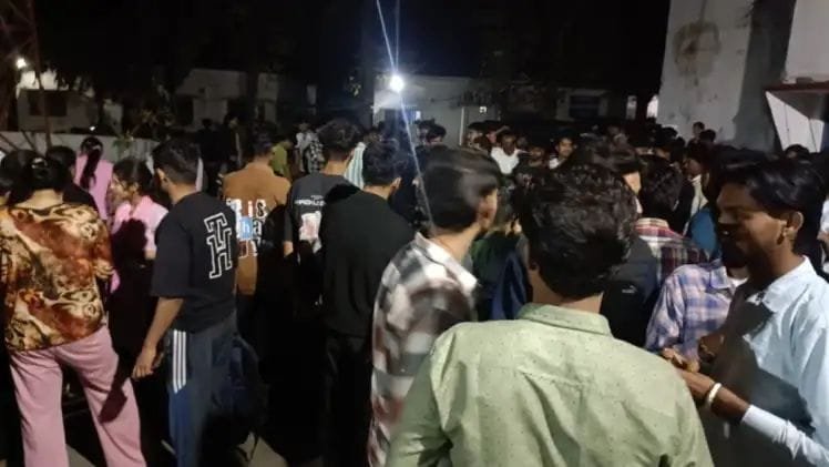 रुद्रपुर में हंगामा: इंदिरा चौक से कोतवाली तक छात्रों का जुलूस, कार्रवाई की मांग