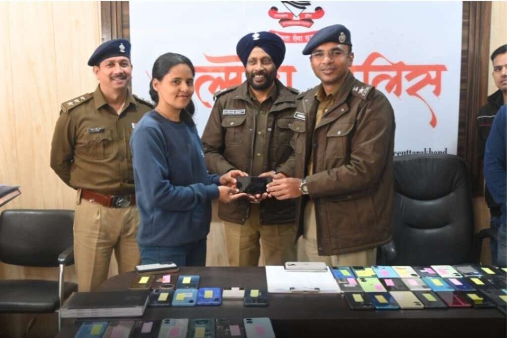 अल्मोड़ा पुलिस का होली तोहफा: 76 गुमशुदा मोबाइल बरामद, लोगों के चेहरों पर लौटी मुस्कान