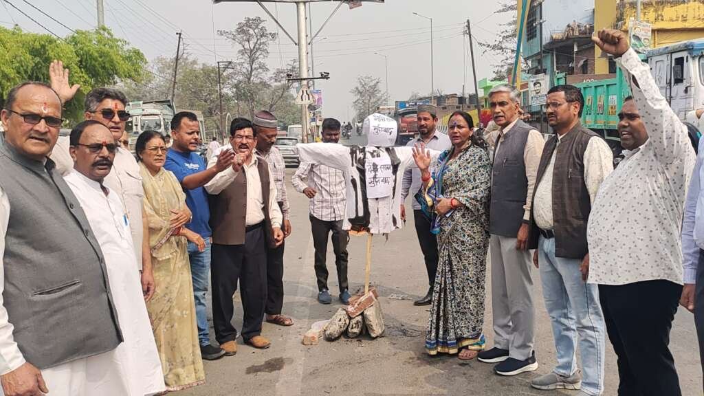 महंगाई के खिलाफ सड़कों पर कांग्रेस, ( लालकुआं ) में केंद्र सरकार के खिलाफ जोरदार नारेबाजी: – देखे वीडियो