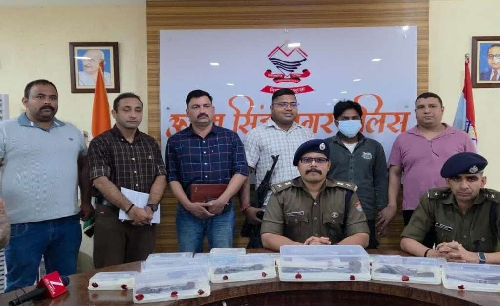 रुद्रपुर एसओजी और पुलिस की संयुक्त कार्रवाई, कुख्यात असलहा सप्लायर पकड़ा गया.