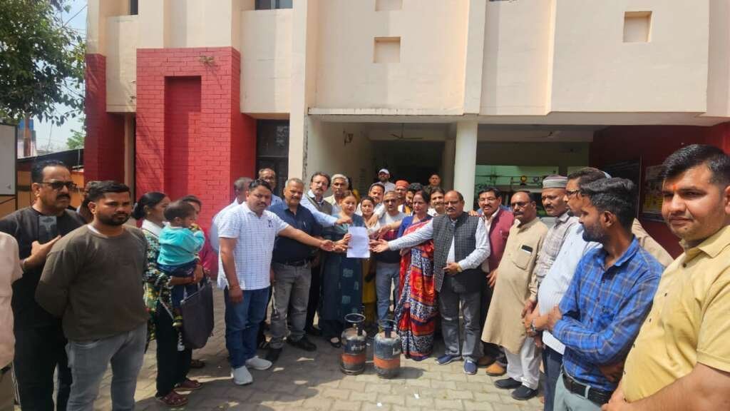 (लालकुआं) कांग्रेसियों ने उठाई आवाज, उपजिलाधिकारी के माध्यम से राज्यपाल तक पहुंची गैस संकट की शिकायत