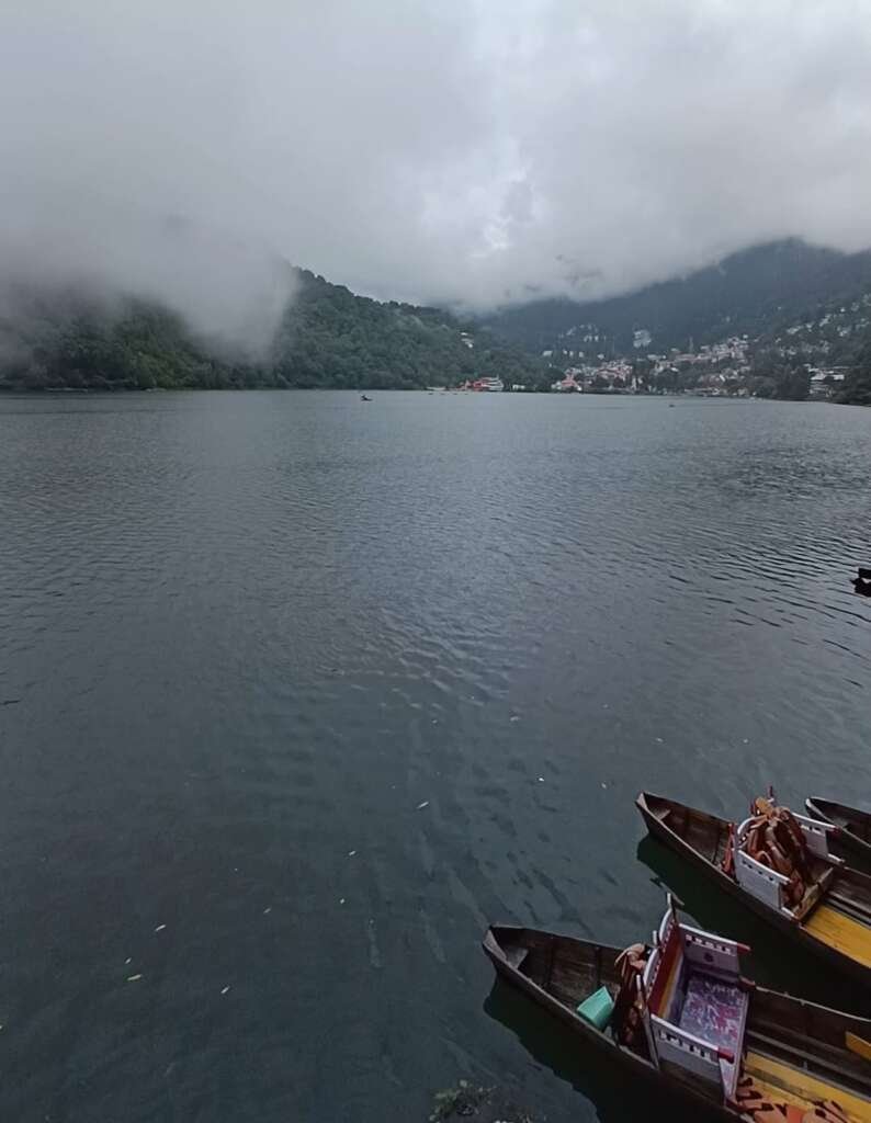 नैनीताल लगातार बारिश से तापमान गिरा, ठंड बढ़ी ऊंची चोटियों पर हिमपात के आसार