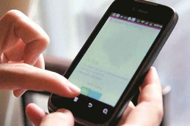 मोबाइल चैटिंग ने खोला राज: पति और कथित प्रेमिका के खिलाफ पत्नी का कोतवाली में हंगामा