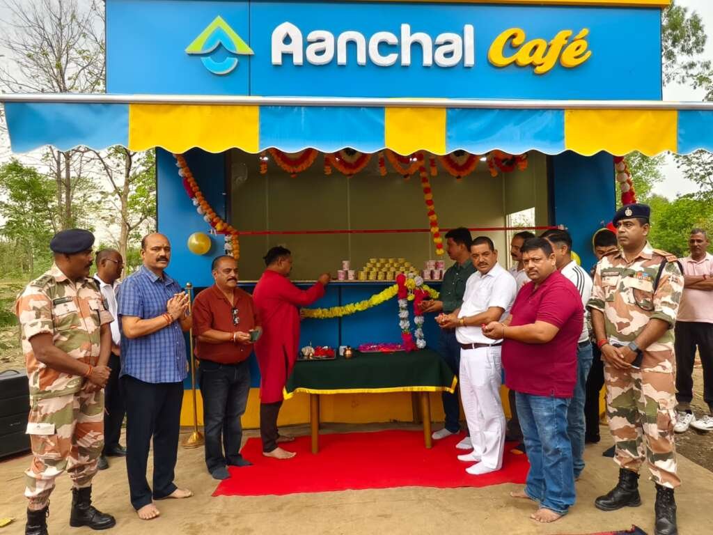 (लालकुआँ) आईटीबीपी परिसर में कमांडेंट अनिल सिंह बिष्ट और दुग्ध संघ अध्यक्ष मुकेश बोरा ने किया आंचल मिल्क पार्लर कैफे का उद्घाटन