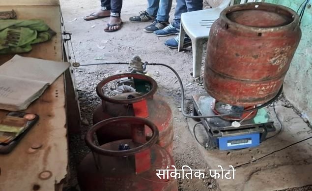यहां किराना स्टोर की आड़ में चल रहा था गैस रिफिलिंग का खेल, तहसीलदार का छापा