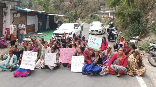 नैनीताल शराब की दुकानों के खिलाफ सड़कों पर उतरी महिलाएं, पुलिस व प्रशासन के आश्वासन पर खुला रास्ता