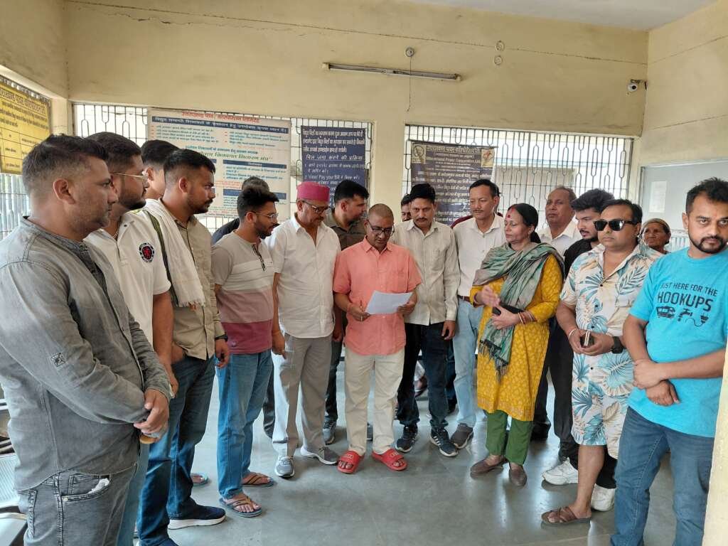 लालकुआं में बिजली संकट गहराया: अघोषित रोस्टिंग से त्रस्त लोग, विभाग के खिलाफ कॉंग्रेस का बढ़ा आक्रोश