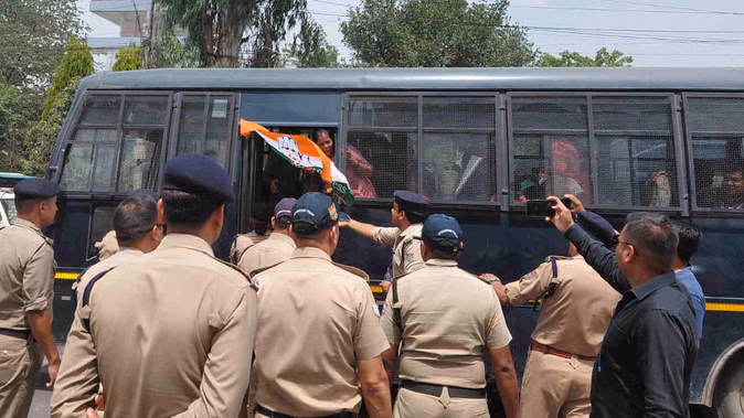 (उत्तराखण्ड) आरक्षण पर गरमाई उत्तराखंड की राजनीति, सदन के बाहर प्रदर्शन कई कोंग्रेसी नेता गिरफ्तार: भाजपा-कांग्रेस आमने-सामने