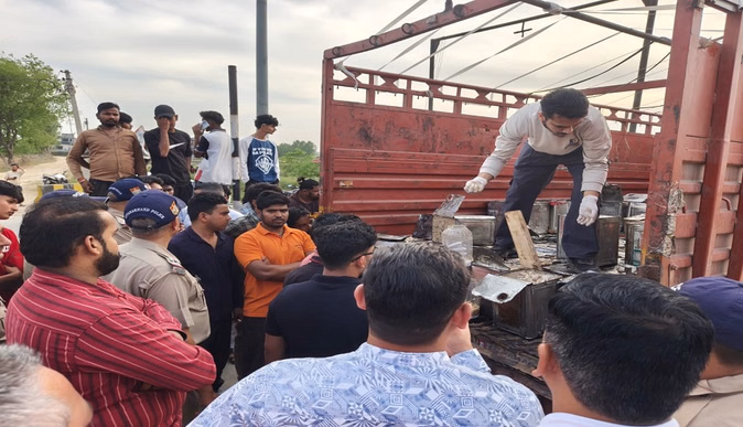 टोल प्लाजा पर पकड़ा गया संदिग्ध चर्बी से भरा कैंटर, विहिप-बजरंग दल का हंगामा