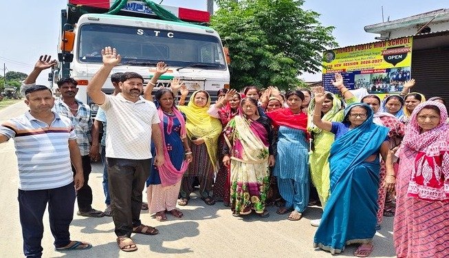 धूल से पटा नगर, धंसने लगी सड़कें… डंपरों के खिलाफ जनता का हल्लाबोल