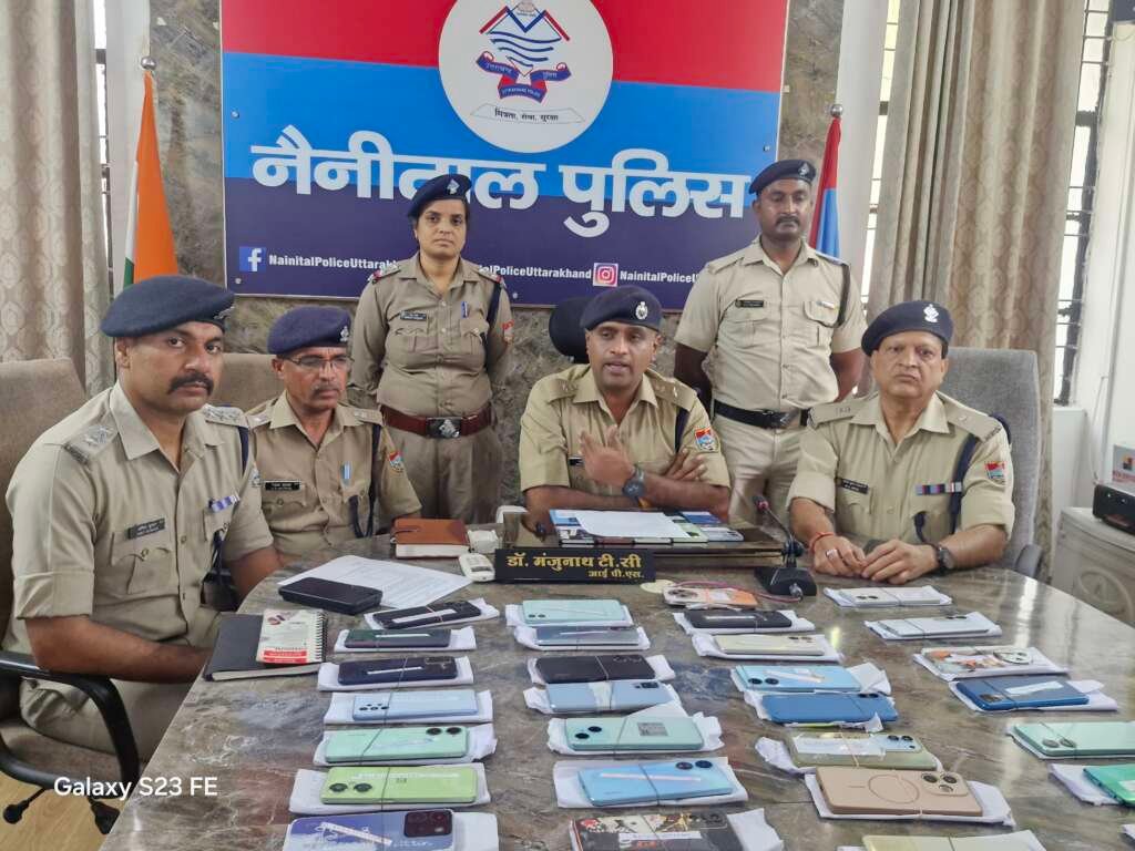 (हल्द्वानी) एसएसपी डॉ. मंजूनाथ टीसी के नेतृत्व में मोबाइल रिकवरी अभियान को बड़ी सफलता : 56.25 लाख के मोबाइल बरामद, लौटाई 256 लोगो की मुस्कान