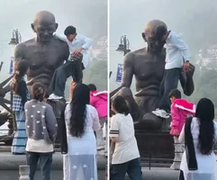 ‘नैनीताल’ राष्ट्रपिता का अपमान: सेल्फी के जुनून में भूले मर्यादा, गांधी प्रतिमा पर चढ़े पर्यटक ‘पर्यटकों की हरकतों पर डीएम सख्त’