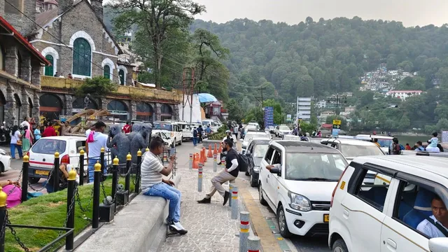 नैनीताल में उमड़ा सैलानियों का सैलाब, एंट्री पॉइंट पर रोके गए पर्यटको के वाहन पार्किंग हुई फुल