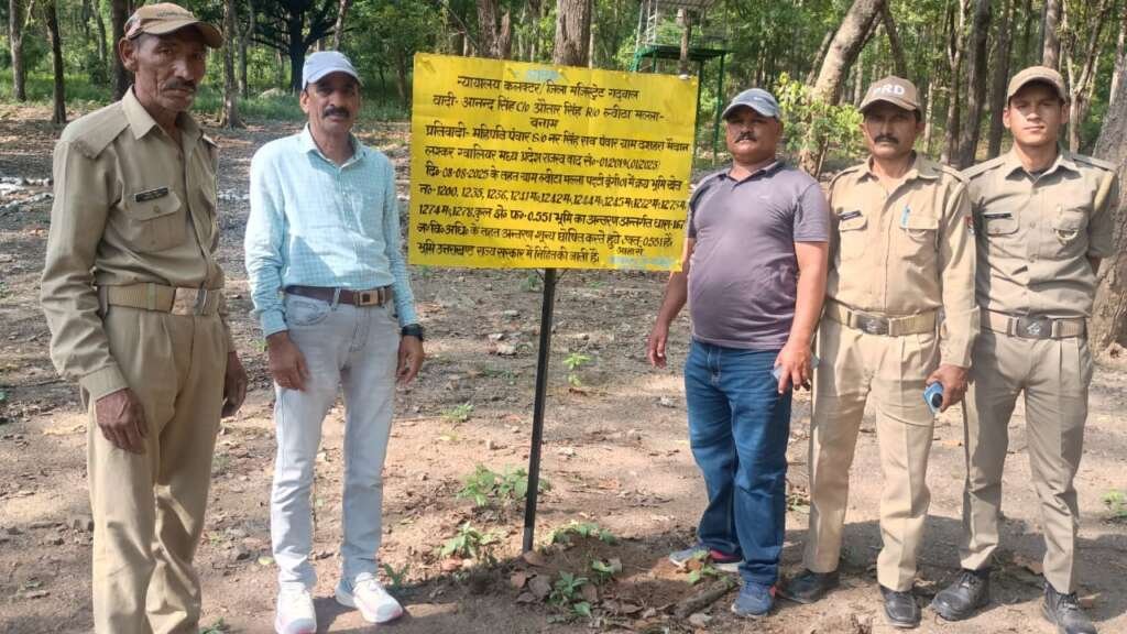(उत्तराखंड) मानक से अधिक खरीदी गई जमीन पर चला प्रशासन का डंडा, सरकार ने लिया कब्जा