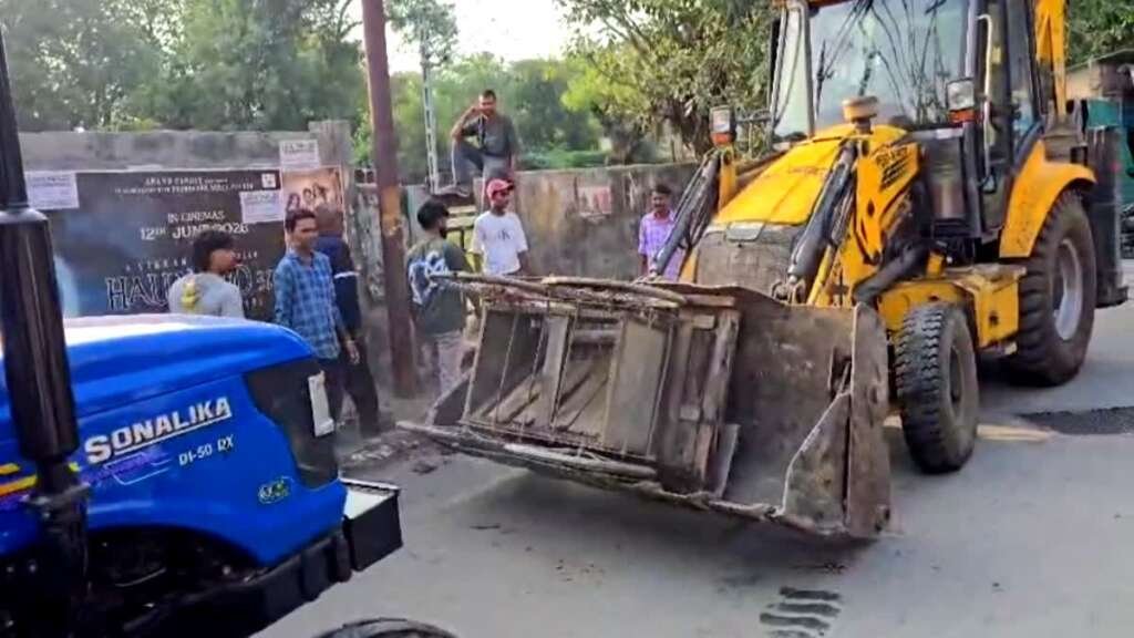 हल्द्वानी में निगम का बड़ा एक्शन: अतिक्रमण पर चला बुलडोजर ‘सार्वजनिक भूमि पर कब्जा नहीं होगा बर्दाश्त’— नगर आयुक्त ने दिए कड़े निर्देश