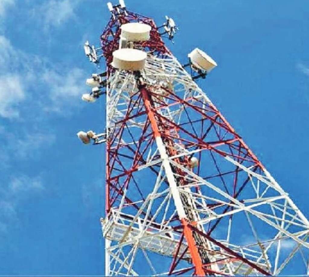 (उत्तराखण्ड) जनता दरबार मे नही सुनी गई फरियाद, नौकरी से निकाले जाने पर पूर्व तहसील कर्मी बीएसएनएल टावर पर चढ़ा