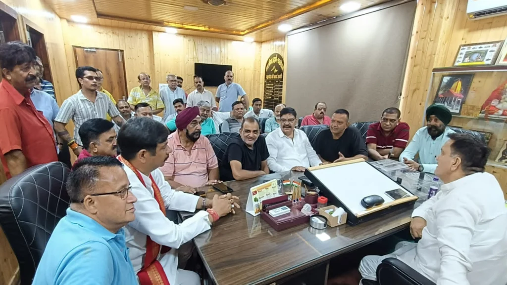 हल्द्वानी 1200 दुकानदारों पर बढ़ेगा बोझ? ‘मंदी के दौर में किराया वृद्धि नहीं’, व्यापारियों ने मेयर के सामने रखी आपत्ति