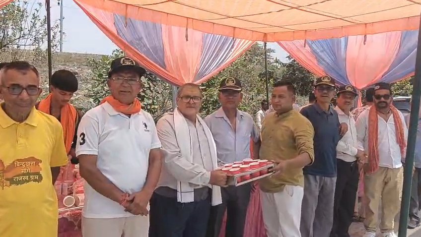 बिंदुखत्ता और लालकुआं के समाजसेवियों द्वारा विशाल जल सेवा, राहगीरों व श्रद्धालुओं को वितरित किया गया शीतल जल और शर्बत