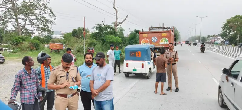 हल्दूचौड़ चौकी प्रभारी अर्जुन गिरी की सख्ती, ओवरलोड ई-रिक्शाओं पर चला पुलिस का डंडा
