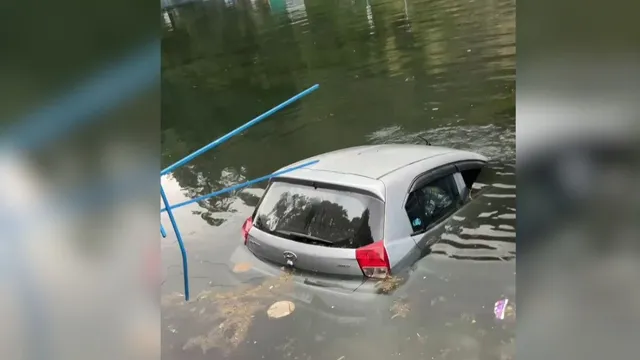 नैनीताल में ख़ौफ़नाक हादसा : पैराफिट तोड़ झील में गिरी कार, चार जिंदगियां बची