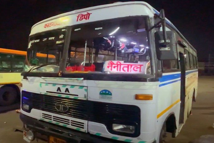 हल्द्वानी जाम और भीड़ से बेहाल यात्री, नैनीताल जाने के लिए अतिरिक्त बसों के बावजूद नहीं मिली राहत