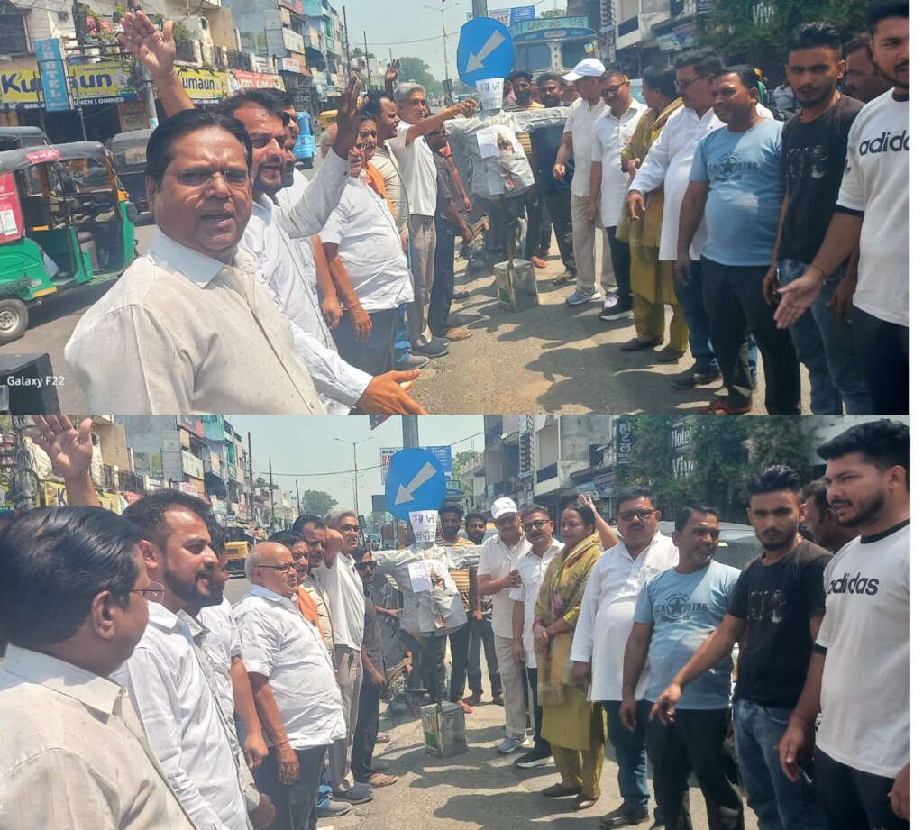 अपडेट (लालकुआँ) बढ़ती गैस-पेट्रोल कीमतों पर कांग्रेस का प्रदर्शन, भाजपा सरकार के खिलाफ जमकर नारेबाजी फूंका पुतला