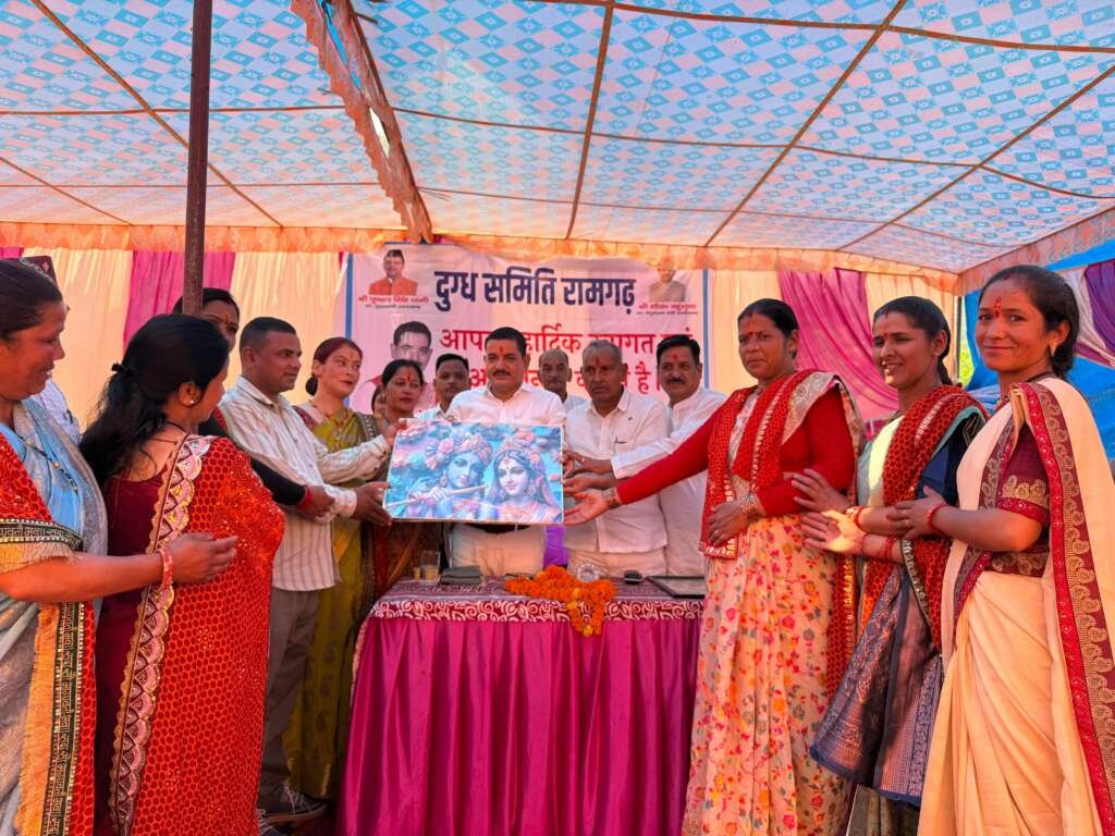 कोश्यारी जन्मोत्सव पर दुग्ध उत्पादकों का सम्मान, 18.27 लाख रुपये बोनस वितरण
