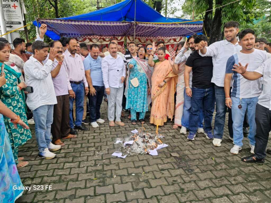 बड़ी खबर: स्मार्ट मीटर के खिलाफ हल्द्वानी में फूटा गुस्सा, बिजली बिलों की प्रतियां जलाकर किया प्रदर्शन