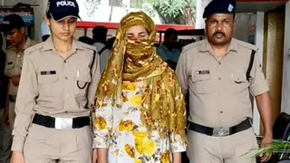 नौकरानी ने रील में पहन लिए चोरी के गहने : WhatsApp स्टेटस देख मालिकन के उड़े होस, खुल गया 10 लाख की चोरी का राज