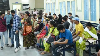हल्द्वानी सुशीला तिवारी हॉस्पिटल में डॉक्टरों के तबादलों का असर, चार-चार घंटे इलाज को तरसे मरीज