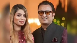 121 फ्लैट खरीदारों से ठगी का आरोप :घर की कुर्की की कार्रवाई, फरार बिल्डर के घर पहुंची पुलिस