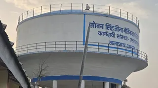 पानी की टंकी के ऊपर युवक का हाई वोल्टेज ड्रामा: रेलिंग में लटकता रहा, नीचे जुटी हजारों निगाहें , पुलिस की मुस्तैदी से टला बड़ा हादसा