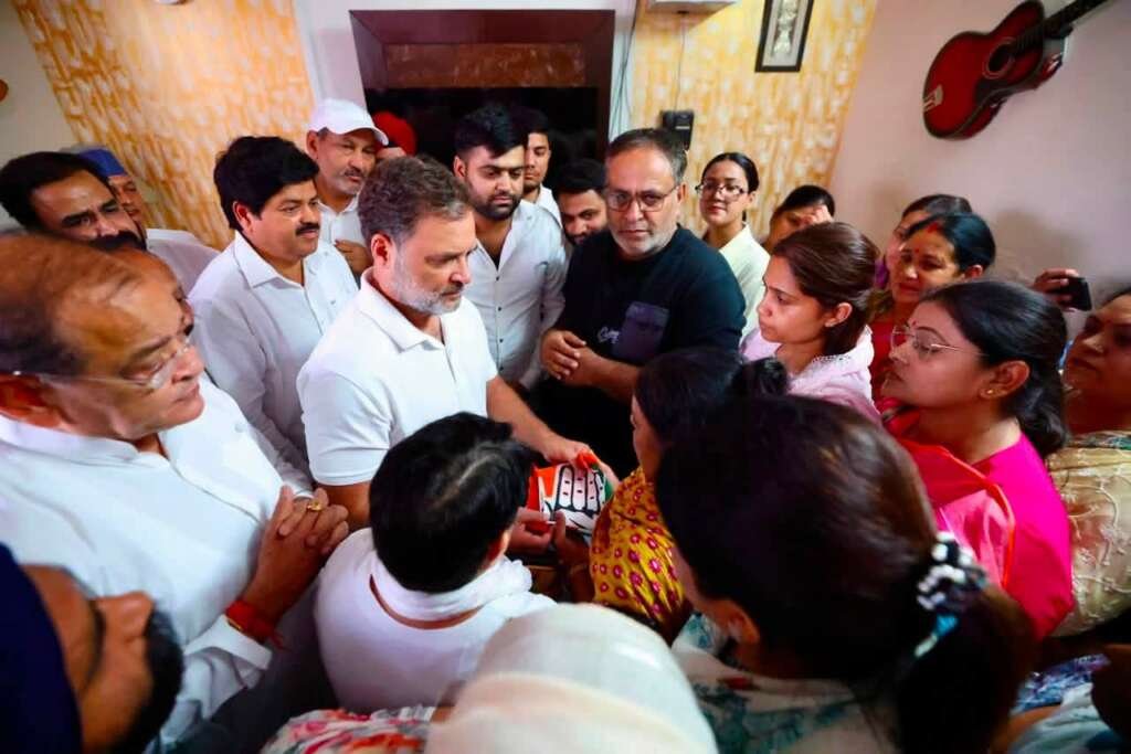 अमर मेहता के घर पहुंचे राहुल गांधी, दी श्रद्धांजलि और परिजनों से जताई संवेदना