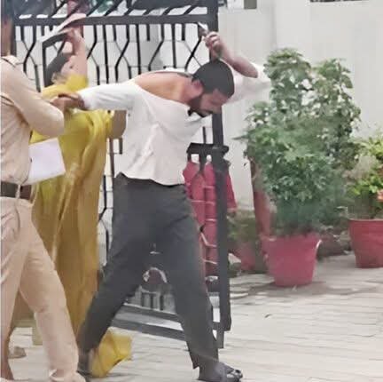 शादी से इनकार पर कोतवाली गेट पर हाईवोल्टेज ड्रामा, युवती ने युवक को चप्पलों से पीटा