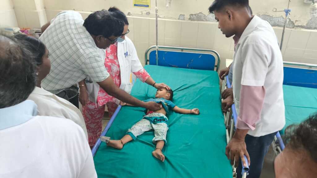 बिंदुखत्ता में खेलते-खेलते अचानक बेहोश हुई 2 वर्षीय मासूम,लालकुआं सीएचसी से एसटीएच भेजा गया