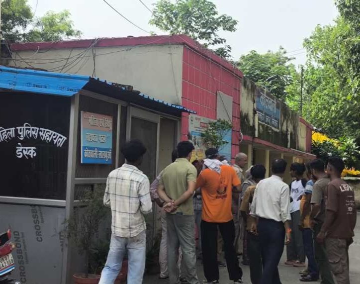 लालकुआं दो नाबालिगों ने युवक पर प्रलोभन देकर जंगल ले जाने का लगाया आरोप ,विरोध के बीच पुलिस ने आरोपी को लिया हिरासत में