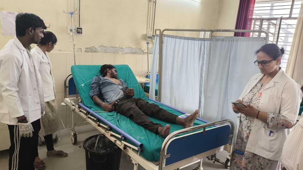 लालकुआं रेलवे स्टेशन प्लेटफॉर्म नंबर-1 पर अचेत मिला युवक, गंभीर हालत में हायर सेंटर रेफर