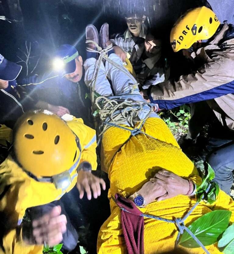देर रात्रि भवाली-रामगढ़ मार्ग पर 50 मीटर गहरी खाई में गिरी कार, एसडीआरएफ ने दंपति का किया सफल रेस्क्यू