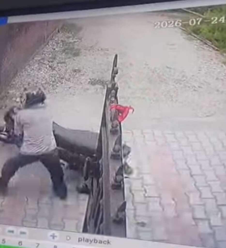 लालकुआं में बेखौफ बाइक चोर: पूर्व चेयरमैन के घर में घुसे शातिर, बरामदे से बाइक उड़ाकर हुए फरार; CCTV में कैद हुई पूरी वारदात