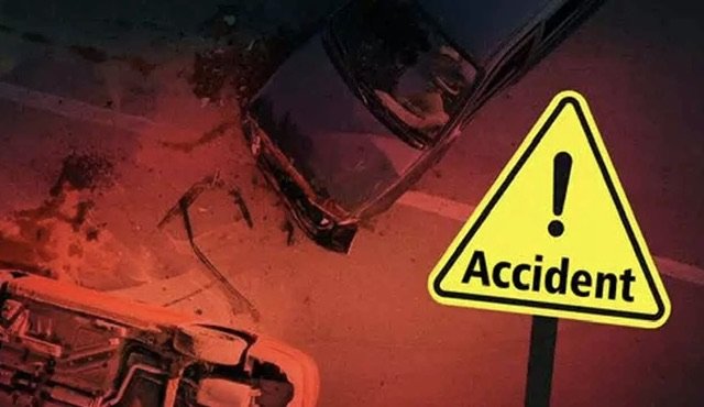 लालकुआं से लौट रही कार को तीनपानी बाईपास फ्लाईओवर पर सेना के ट्रक ने मारी टक्कर : बड़ा हादसा टला, क्रश बैरियर बना जीवनरक्षक