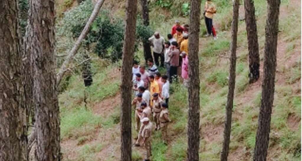 द्वाराहाट में रहस्यमयी मौत? जंगल में रस्सी से झूलता मिला महिला का शव, घुटने थे जमीन पर