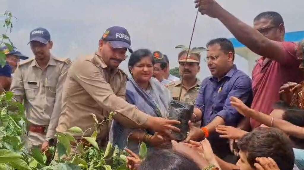 लालकुआं ‘एक पेड़ मां के नाम’ अभियान को मिला बल, बिन्दुखत्ता में बांटे गए पौधे (देखे वीडियो)